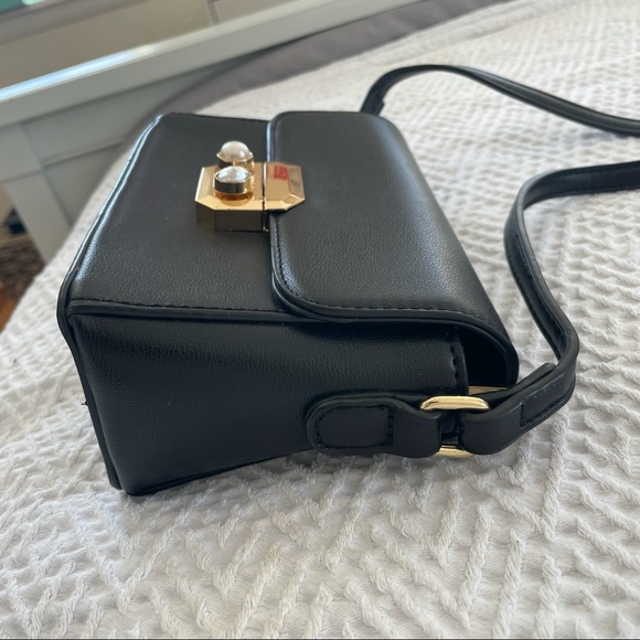 Chic Leather Purse - Picture 4 of 10